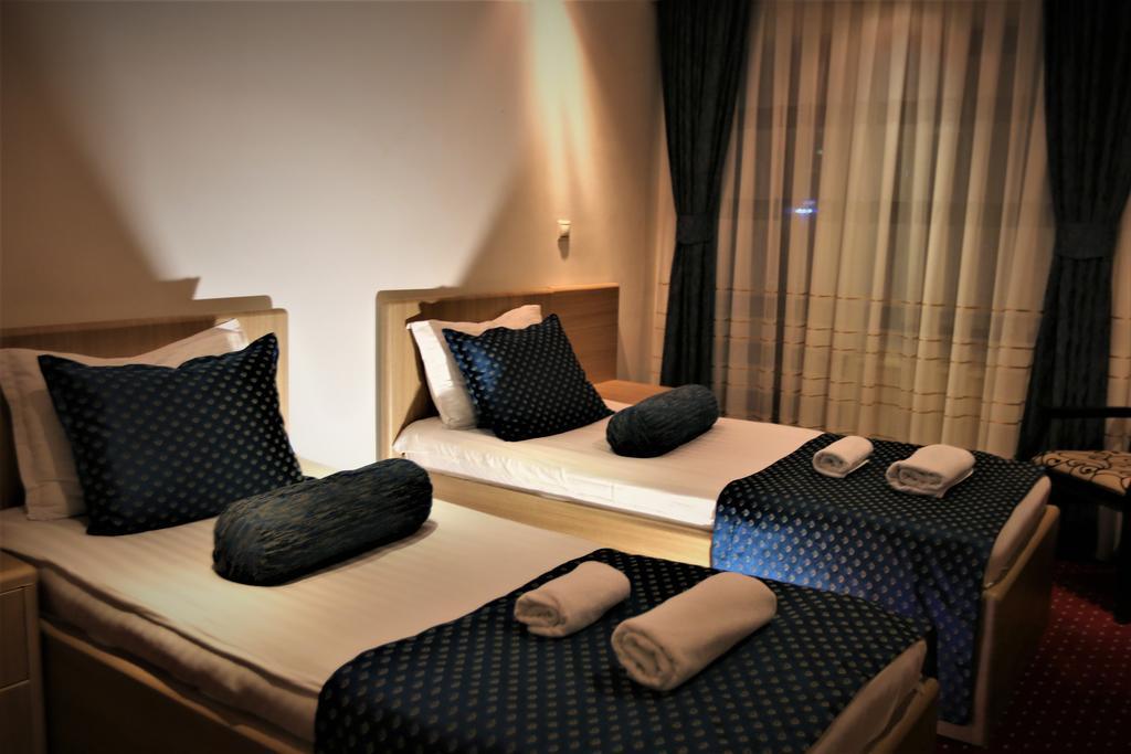 Hotel Pejton Pristina Buitenkant foto