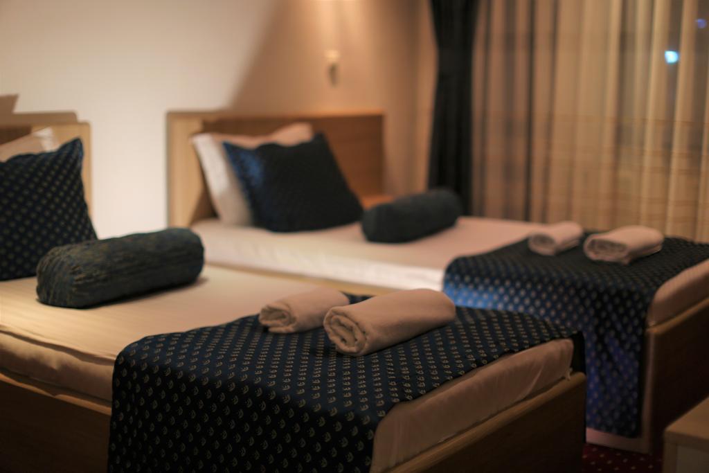 Hotel Pejton Pristina Buitenkant foto