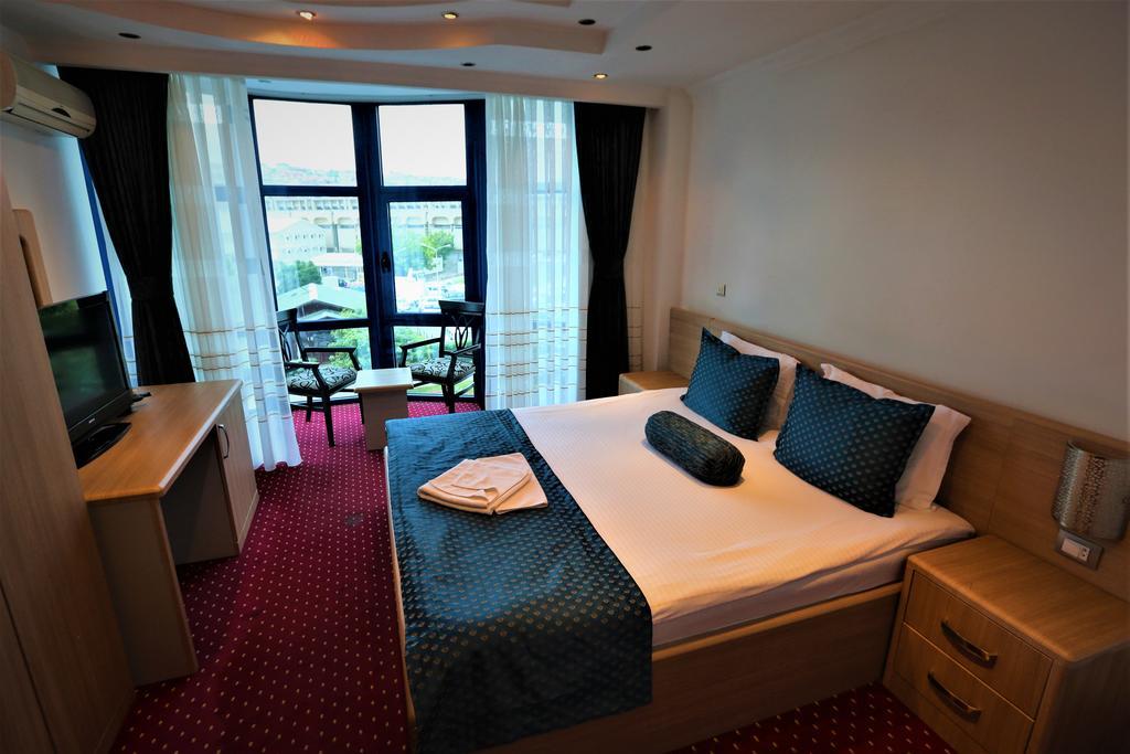 Hotel Pejton Pristina Buitenkant foto