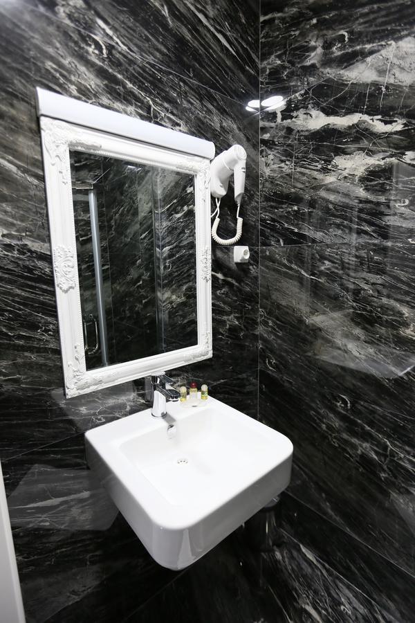 Hotel Pejton Pristina Buitenkant foto